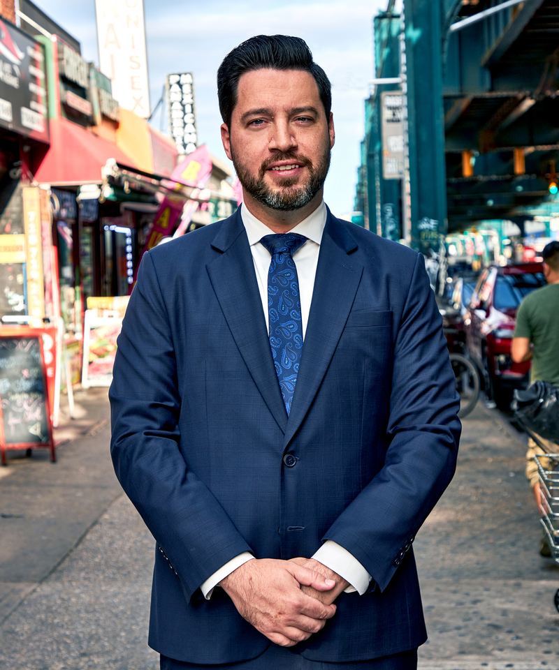Robert A. Miklos en una calle de Queens